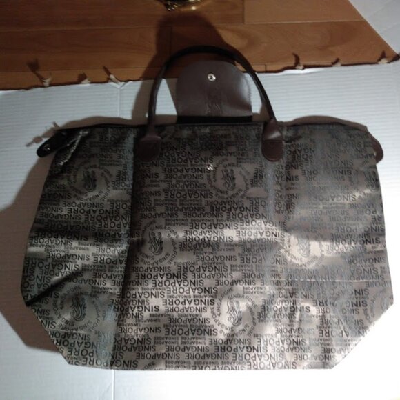 Singapore: folding tote . - Picture 4 of 8